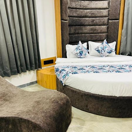 Hotel M Grand 阿穆达巴 外观 照片