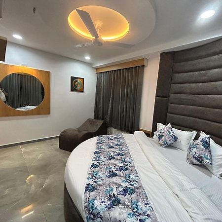 Hotel M Grand 阿穆达巴 外观 照片