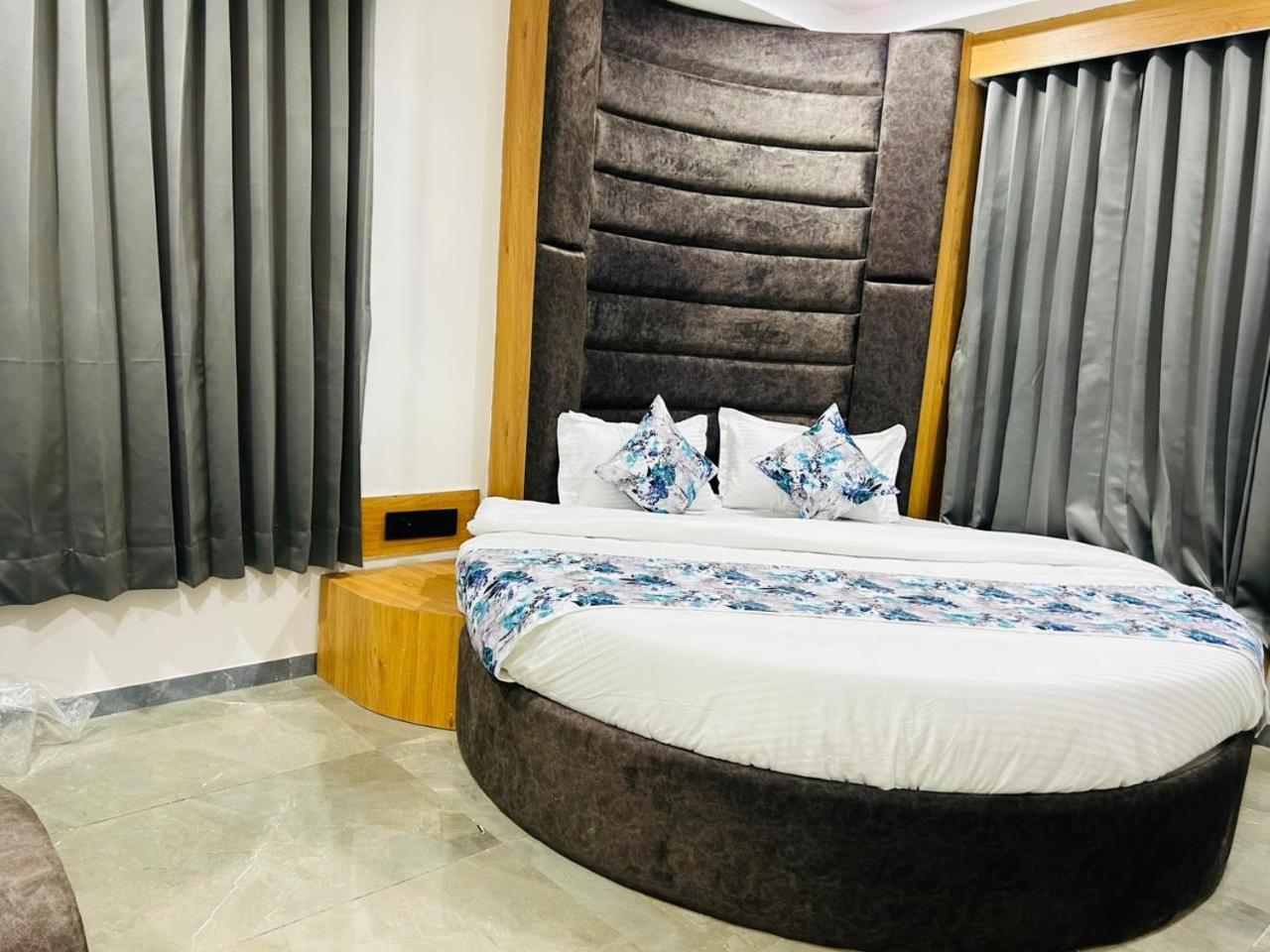 Hotel M Grand 阿穆达巴 外观 照片