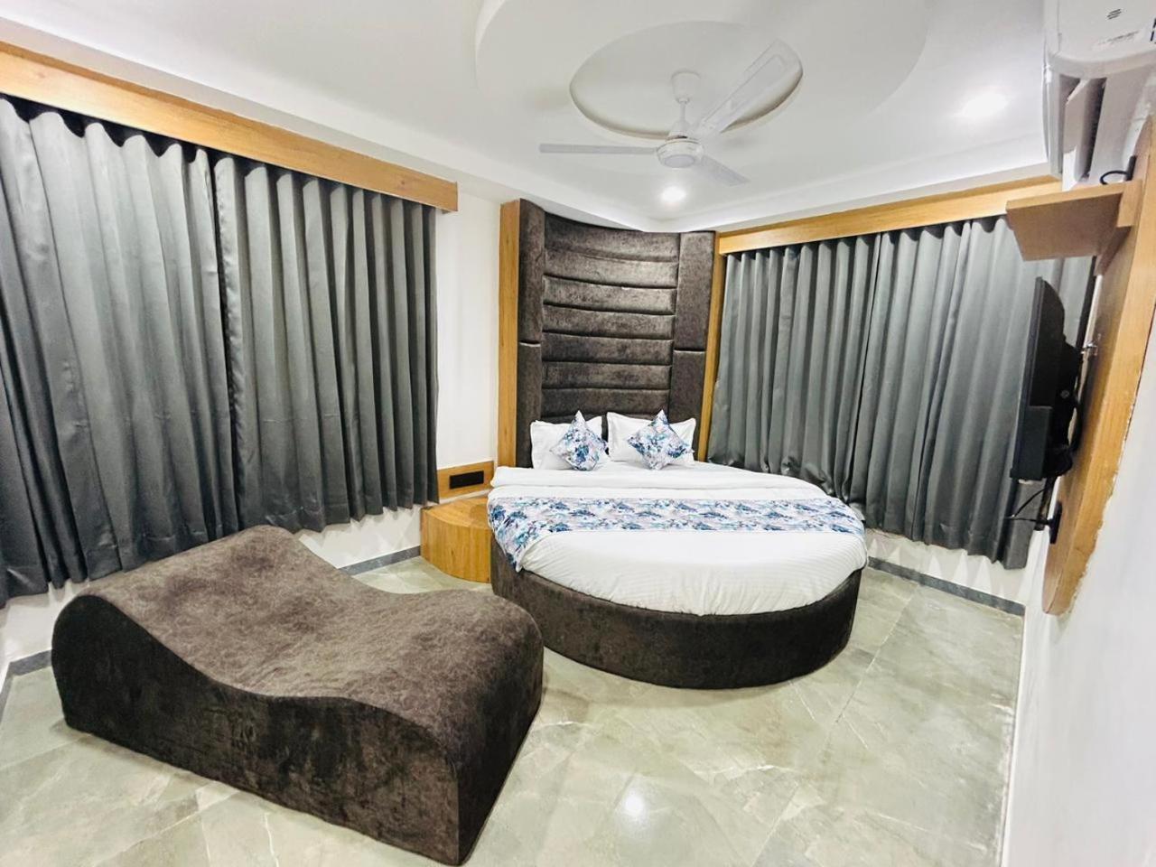 Hotel M Grand 阿穆达巴 外观 照片