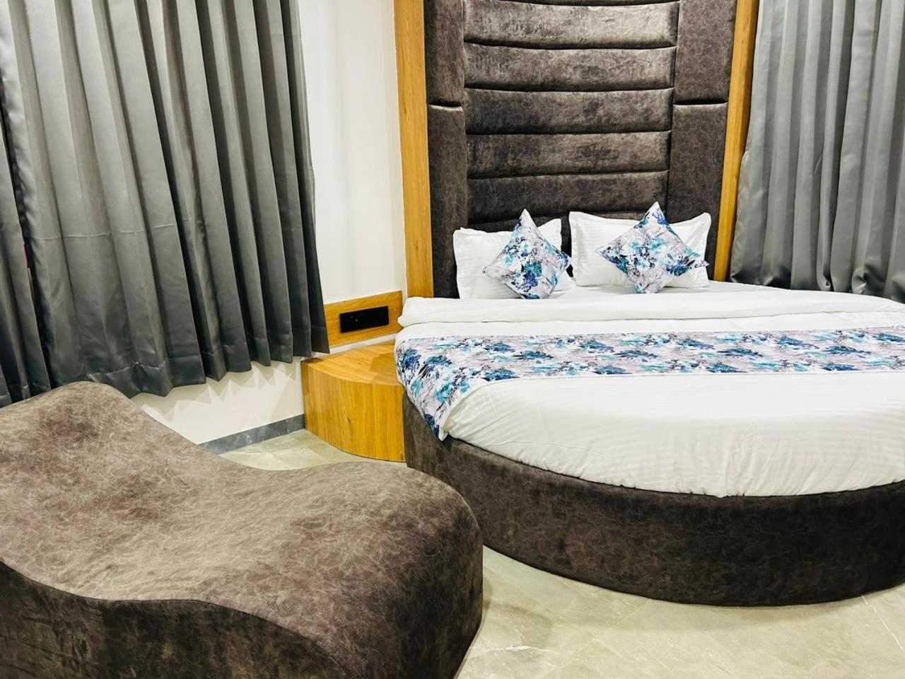 Hotel M Grand 阿穆达巴 外观 照片