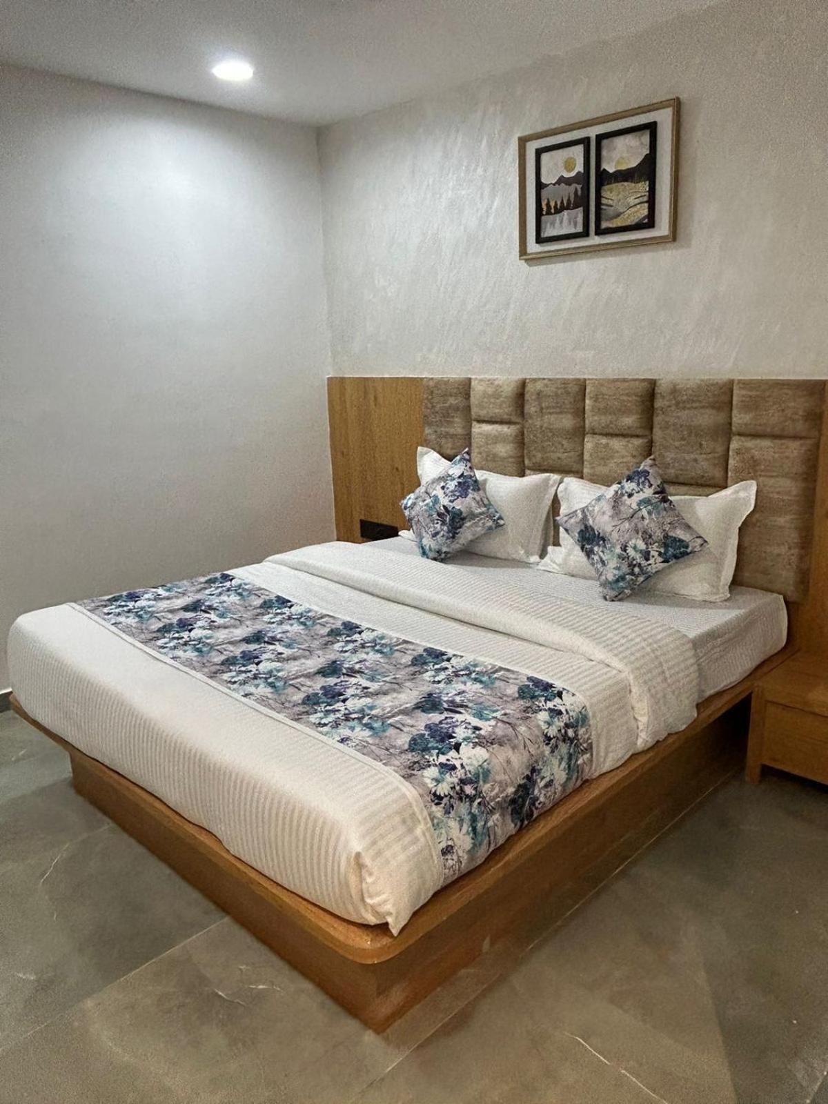 Hotel M Grand 阿穆达巴 外观 照片