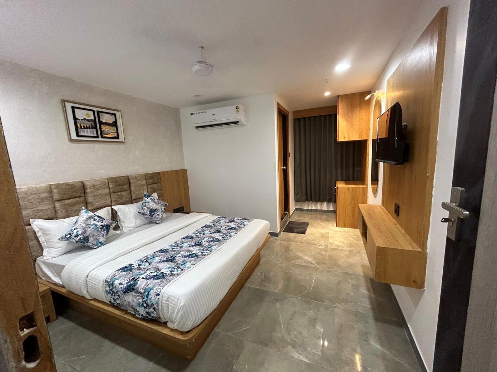 Hotel M Grand 阿穆达巴 外观 照片