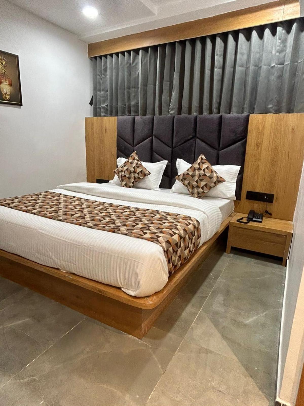 Hotel M Grand 阿穆达巴 外观 照片
