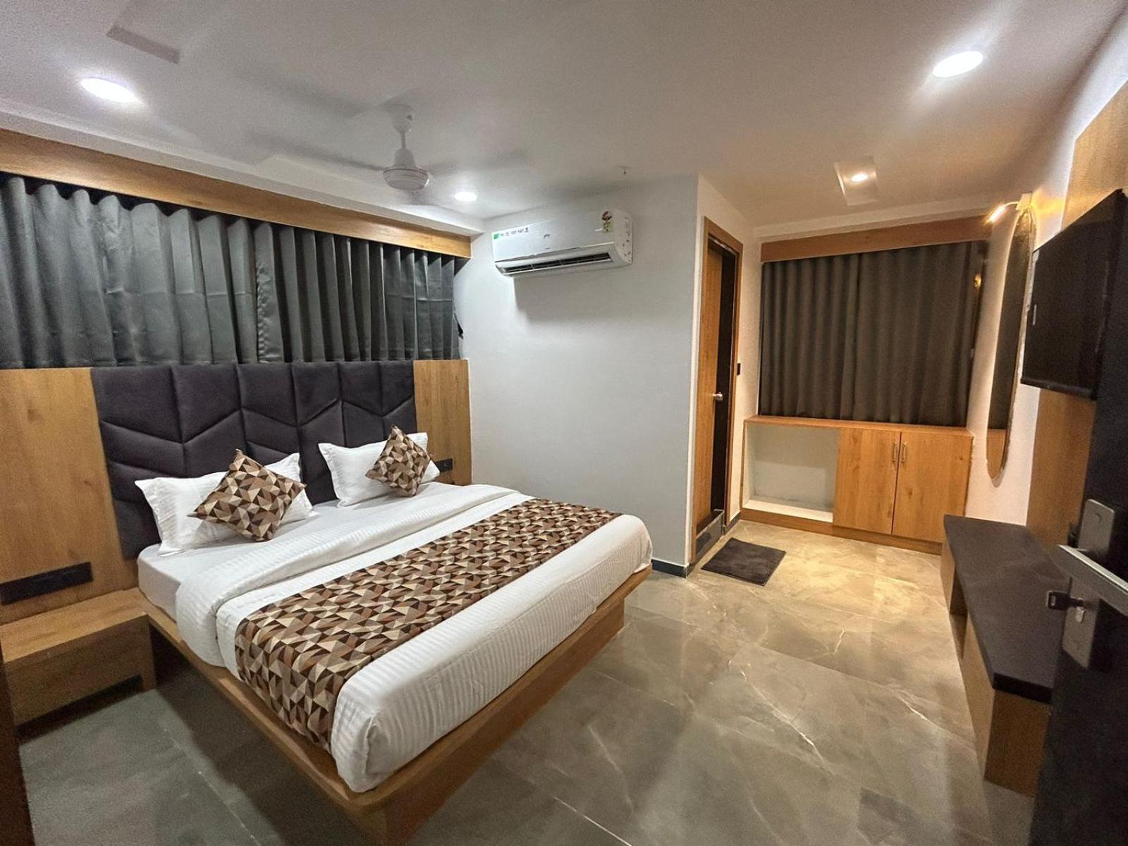 Hotel M Grand 阿穆达巴 外观 照片