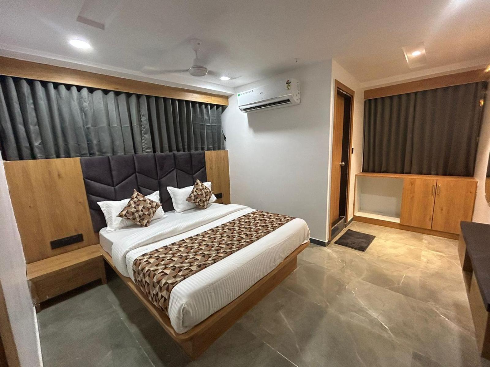 Hotel M Grand 阿穆达巴 外观 照片
