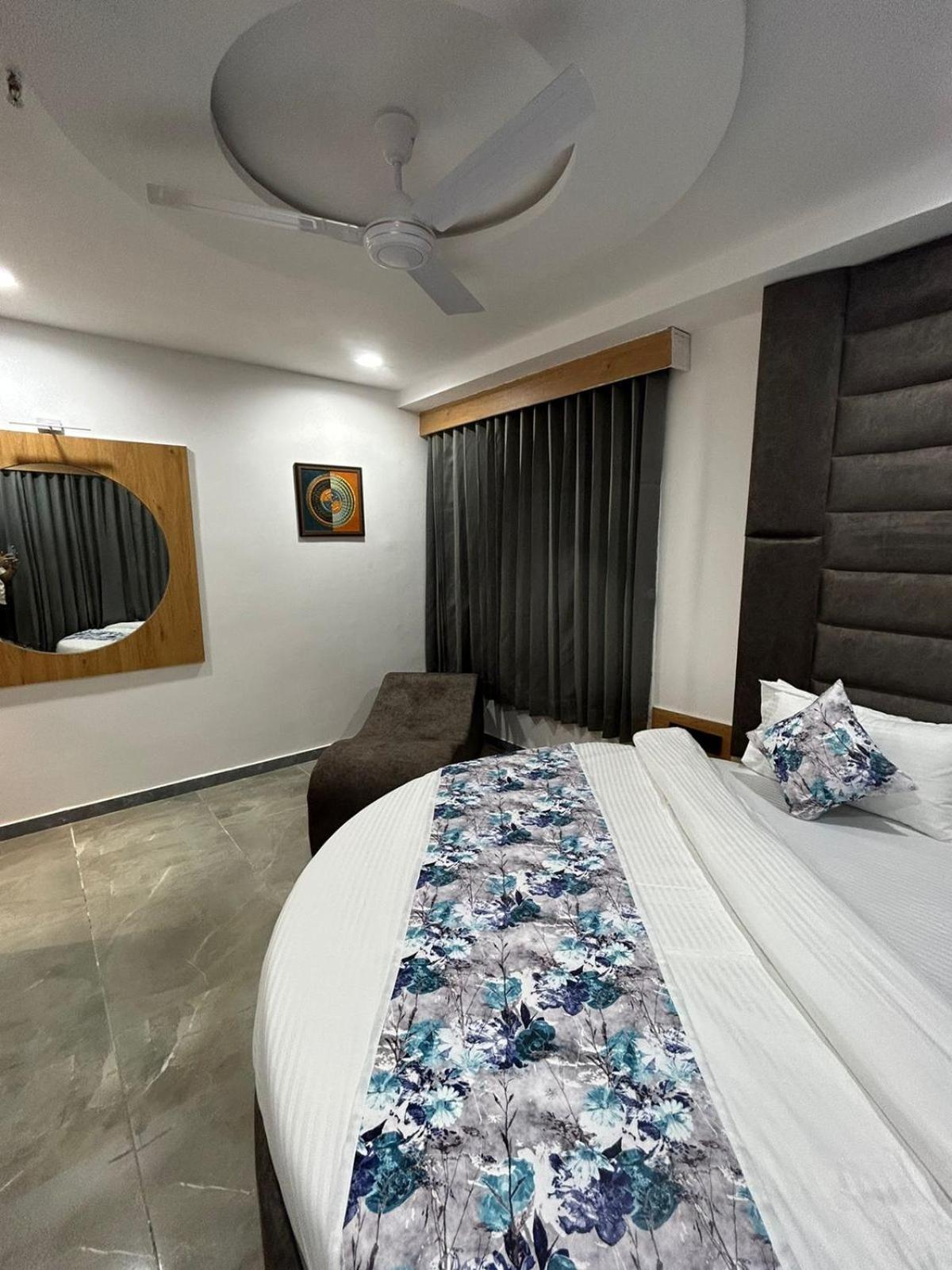 Hotel M Grand 阿穆达巴 外观 照片